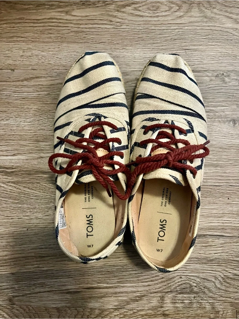 TOMS Cordones Natural Woven Rivera Stripe on Rope Navy Stripes and Red Laces